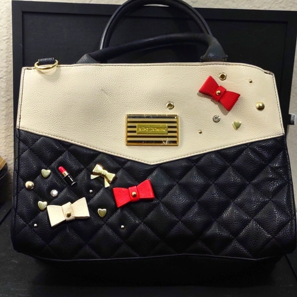 PRE USED BETSEY JOHNSON CREAM AND BLACK BOW TIE LIP STICK QUILTED SATCHEL - Picture 1 of 14